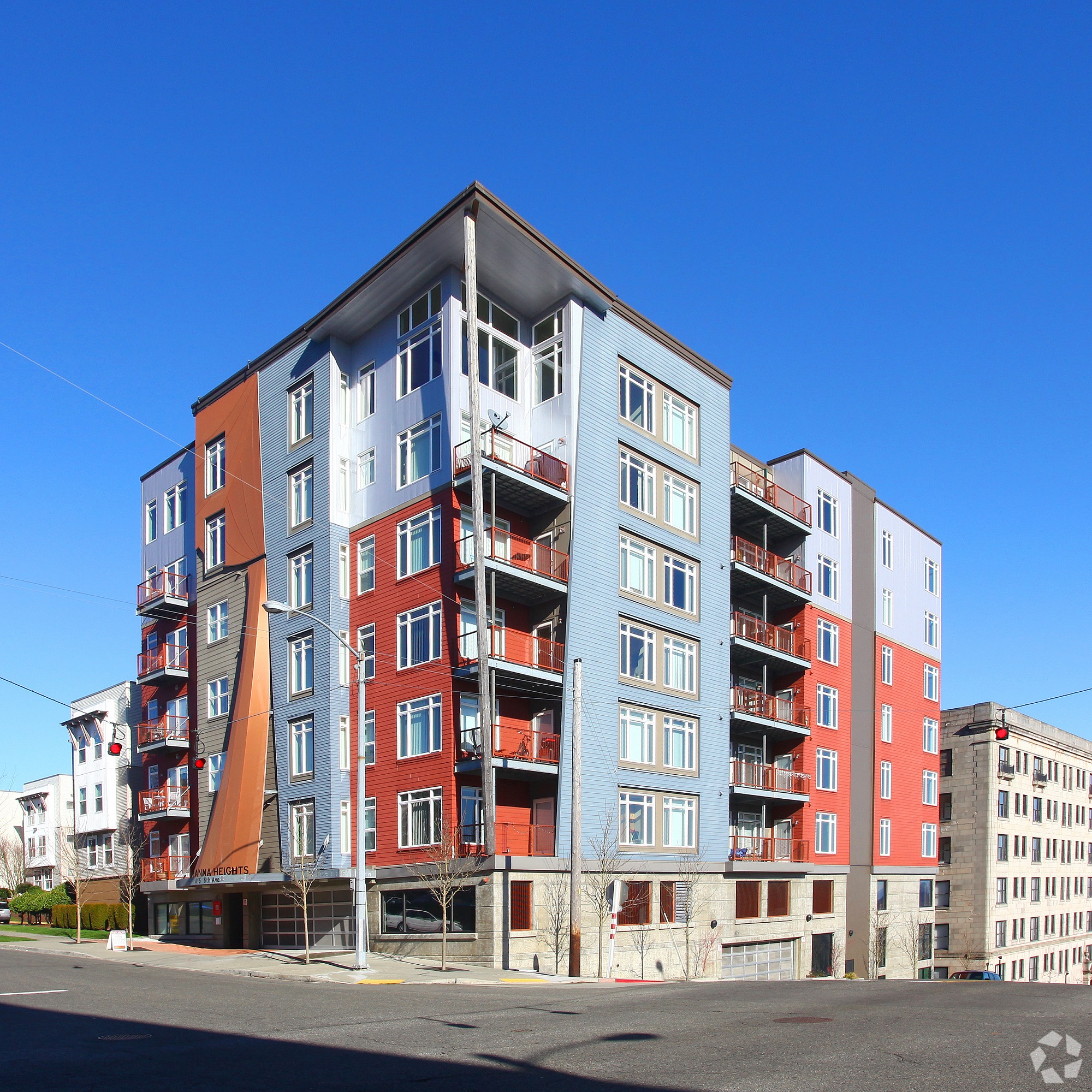 Building exterior of Hanna Heights apartments in Tacoma, WA